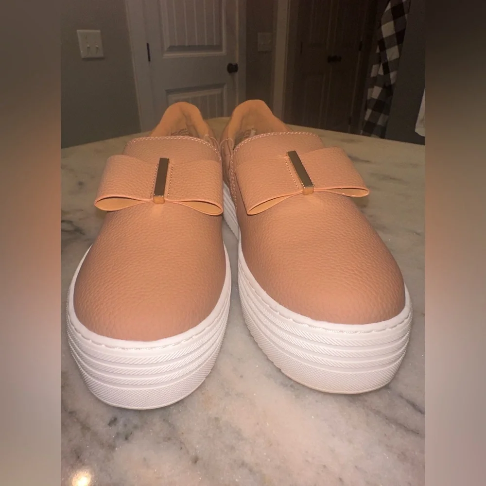 NWT Joy Size 8 Women's Tan Slip-On Platform Sneakers‎ with Bow